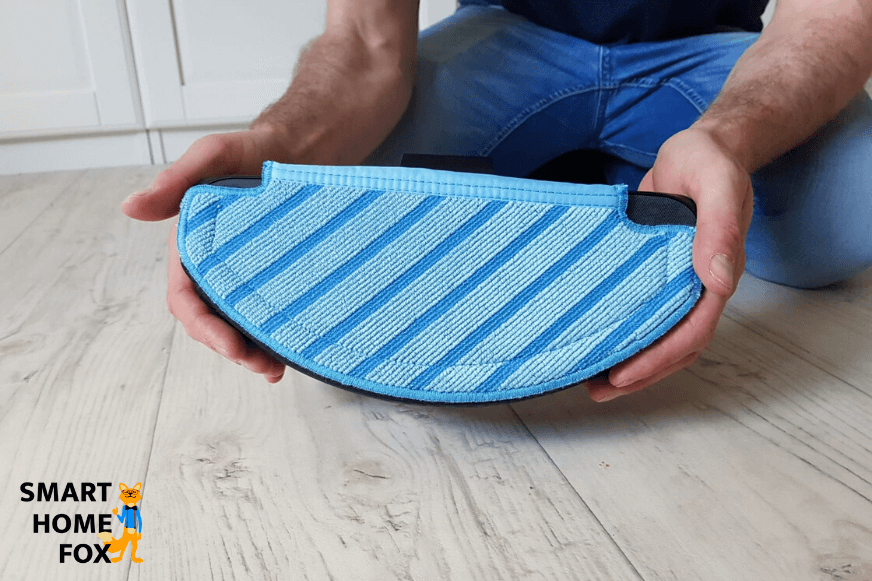 Салфетка многоразового использования прикреплена к резервуару для воды OZMO Pro